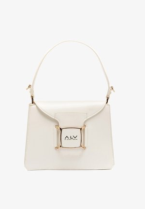 Witte leren handtas met een gestructureerd ontwerp, voorzien van een goudkleurige sluiting en logo-detail aan de voorkant. Gladde textuur en minimalistische stijl.