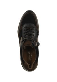 Sneaker nero e marrone caratterizzato da una tomaia in suede e pelle, punta tonda, chiusura con lacci e zip a lato. Intersuola imbottita visibile.