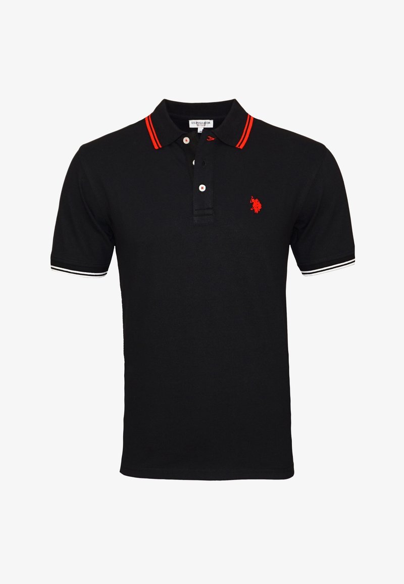 Polo noir avec un col et des poignets rayés rouge et blanc. Présente un petit logo de cheval rouge sur la poitrine gauche. Matière en coton.