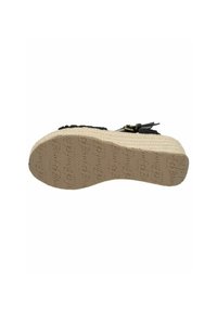 Černé sandály s texturovanou tkanou podrážkou, vybavené nastavitelným páskem a logem na stélce. Vrchní část má hladký povrch.