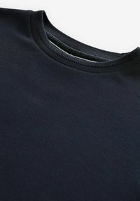 Donker marineblauwe crew neck t-shirt gemaakt van zachte katoen. Glad textuur met geribbelde halslijn details, met minimale naden en een eenvoudig ontwerp.