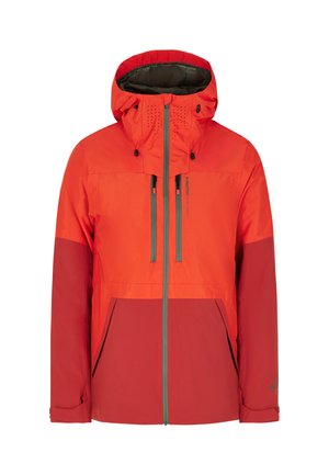 Bright red vodootporna jakna s kapuljačom, koja ima dvije prednje džepove, sive zatvarače i ventilacijske rupe na kapuljači za prozračnost.