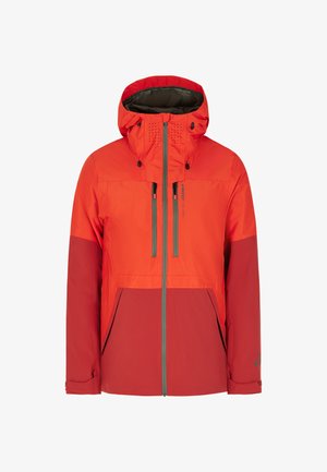 Bright red vodootporna jakna s kapuljačom, koja ima dvije prednje džepove, sive zatvarače i ventilacijske rupe na kapuljači za prozračnost.