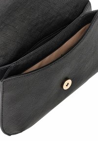 Guess ILIA CONVERTIBLE FLAP - Borsa a tracolla - black