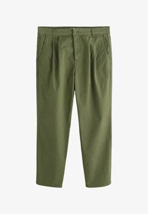 Olívazöld hétköznapi nadrág redőkkel, oldalzsebekkel, övbújtatókkal, gombos rögzítéssel és egyenes szárú szabással.