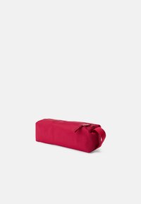 Trousse à crayons rectangulaire rouge en tissu durable, dotée d'une fermeture éclair lisse et d'une petite poignée en boucle.