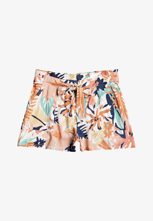 Shorts à imprimé floral dans des tons pastel, avec une taille élastique à cordon de serrage et des poches latérales, associés à un t-shirt blanc avec logo et des sandales multicolores.