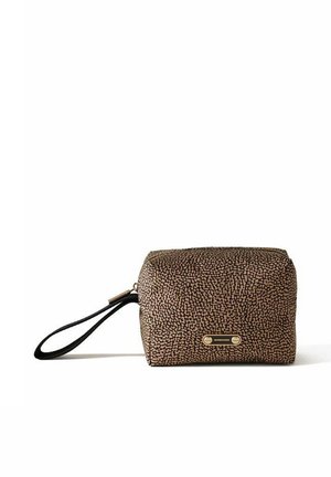 Piccola pochette rettangolare marrone con motivo, con cinturino nero e targhetta dorata del marchio sul davanti.