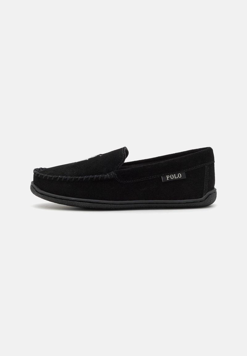Mustad kadun nahast slip-on loafer, millel on esiosas õmmeldud detail ja kummitald. Küljel on "POLO" silt.