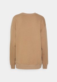 Felpa marrone con vestibilità comoda, scollo rotondo e polsini a coste. Tessuto morbido con texture liscia, di colore uniforme senza motivi.