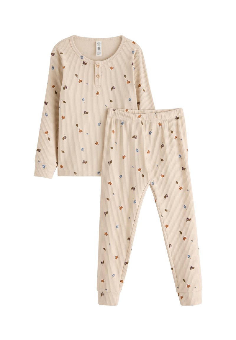 Beige ribbet pyjamasæt med langærmet top og bukser, der har blomster- og bladmønstre i brune, blå og orange nuancer. Knapper ved halsudskæringen.