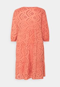 Robe corail à volants avec manches longues, motif à œillets et détails de broderie intricats. Tissu doux avec une silhouette fluide.