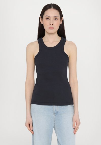 Débardeur côtelé marine avec large bretelles et encolure arrondie, présentant une silhouette ajustée et une texture douce, semblable à du coton.