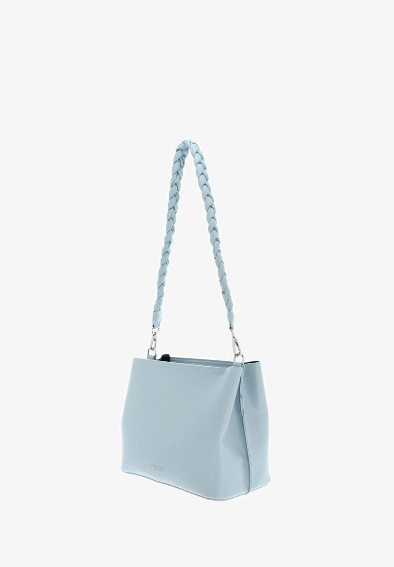 Hellblaue Ledertasche mit geflochtenem Griff, schlankem rechteckigem Design und silbernen Beschlägen, mit Reißverschluss.