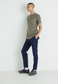 Jack & Jones JJENOA TEE CREW NECK - Basic póló - bungee cord