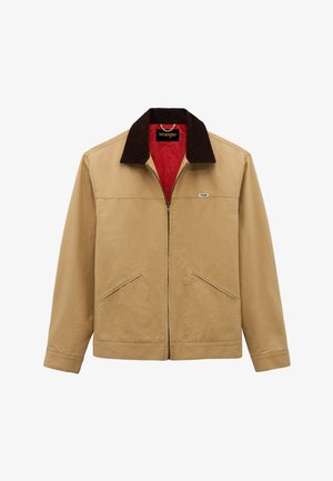 Bezs színű cipzáros dzseki sötétbarna gallérral, piros belső béléssel, két első cipzáras zsebbel és kis Wrangler logóval a mellkason.