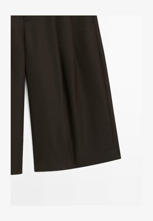 Mørkebrune vidde bukser med subtile lodrette nålestriber, synlig frontsyning og kantdetaljer på hvid baggrund.