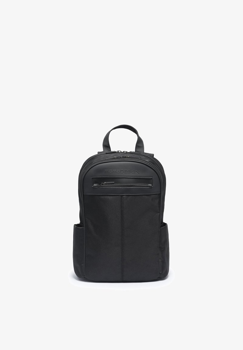 Sac à dos noir compact avec poignée supérieure, poche avant zippée, poches latérales et logo MOMODESIGN sur le panneau avant supérieur.