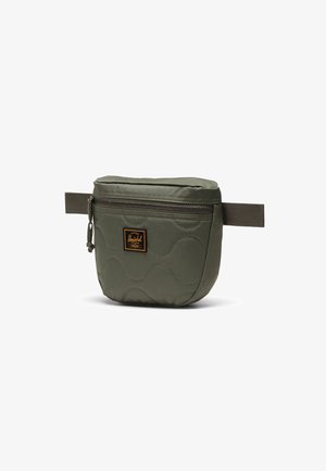 Khaki zielona pikowana saszetka z zamkiem błyskawicznym, z logo na przodzie i bocznym paskiem. Gładka tekstura i zaokrąglony prostokątny kształt.