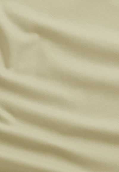 Glad beige stof met zachte plooien en een subtiele geweven textuur, gelijkmatig verlicht om de natuurlijke val te benadrukken.