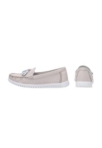 Jasno beżowe skórzane buty typu slip-on z perforowanym wzorem, białą gumową podeszwą i przeszyciem na palcach. Niski profil.