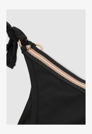 Mustast bikiinide ülaosast, millel on sõlmitud rihm ja kuldse tooniga riistvara, esile tõstetud beeži ja valgete triipudega servas. Sile tekstuur.