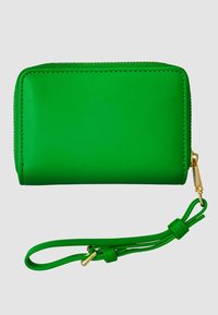 Portafoglio verde in pelle con chiusura a zip, forma rettangolare, dettagli in metallo dorato e tracolla removibile. Texture liscia.