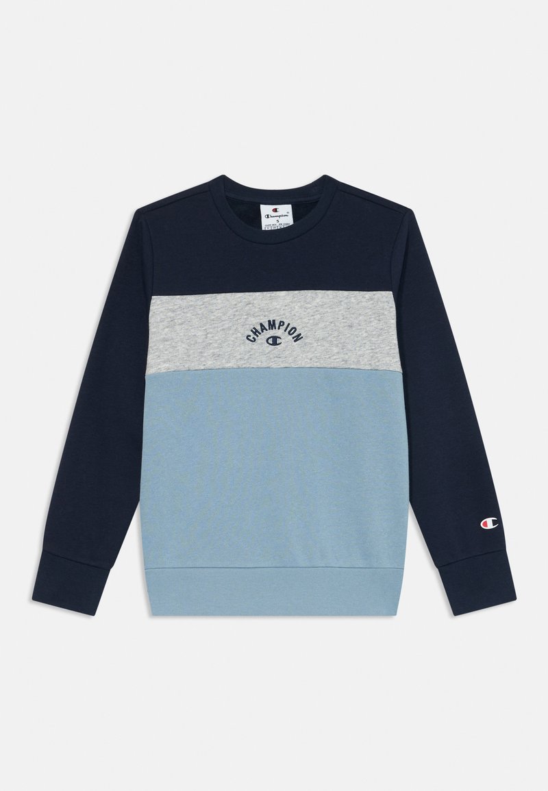 Sudadera azul y gris con cuello redondo, que presenta un diseño multicolor y el logo de "Champion" en el área del pecho. Textura suave, mangas largas.