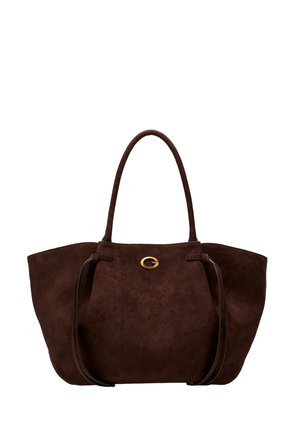 Sac cabas en daim marron foncé avec deux poignées et un petit fermoir ovale doré au centre devant.