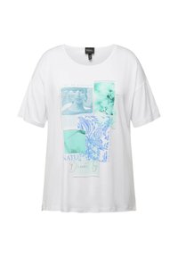 Camiseta blanca de manga corta con un estampado multicolor que presenta diseños abstractos, texto y patrones florales en tonos de azul y verde.