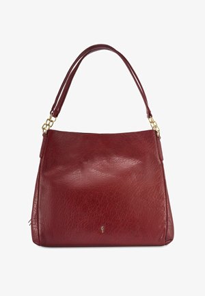 Bordowa skórzana torebka o teksturowanej powierzchni, z podwójnymi paskami na ramiona połączonymi złotymi łańcuszkami oraz małym złotym logo umieszczonym centralnie w dolnej części.