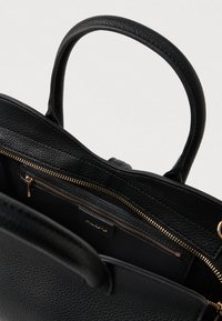 Čierna textúrovaná kožená kabelka s dvoma rukoväťami, zlatým zipsom a vnútornou vreckovou kapsou so zlatou visačkou s logom "ALDO".