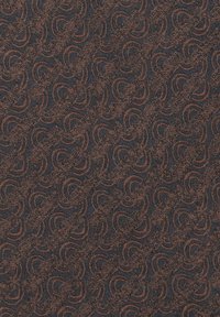 Tkanina tekstylna o ciemnoniebieskim tle z teksturowanym, powtarzającym się wzorem zakrzywionych kształtów w odcieniach brązu i rdzy.