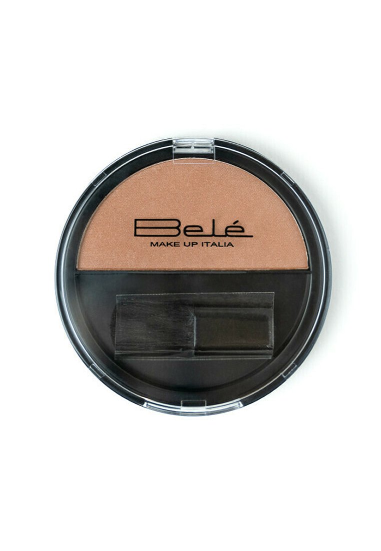 Fard di bronzo color tan in una custodia circolare trasparente con base nera. Include un piccolo pennello per l'applicazione. Il testo recita "Belé MAKE UP ITALIA."