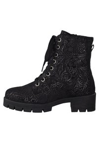 Bottine noire à lacets avec une texture florale complexe, bout rond, semelle épaisse, et œillets métalliques pour les lacets, avec une fermeture éclair sur le côté.