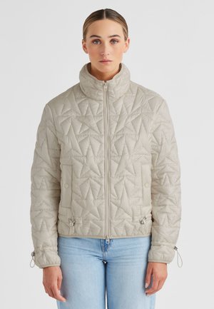 Gepolsterte hellbeige Jacke mit hohem Kragen, Sternmuster-Steppnähten, Frontreißverschluss und Kordelzugdetails am Saum und an den Ärmeln.