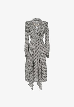 Abito a portafoglio in bianco e nero con motivo, maniche lunghe, colletto e orlo asimmetrico con dettaglio annodato in vita.