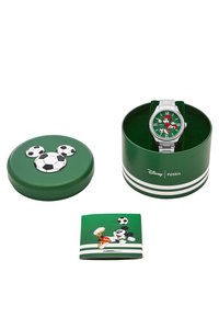 Grön klocka med fotbollstema och Mickey Mouse-design på urtavlan. Kommer i ett matchande runt metallfall med fotbollsornament.