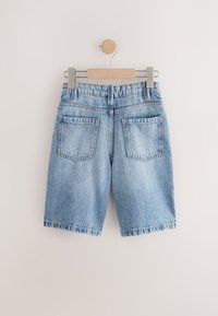 Hellblaue Jeansshorts mit hohem Bund, sichtbaren Nähten und zwei Gesäßtaschen. Der Stoff ist ausgewaschen und hat eine glatte Oberfläche.