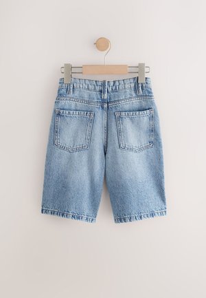 Lichtblauwe denim shorts met een hoge taille, zichtbare stiksels en twee achterzakken. De stof is vervaagd met een gladde afwerking.