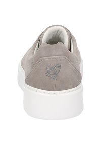 Graue Wildledersneaker mit einer weißen Gummisohle und Logodetail an der Ferse. Glatte Textur und minimalistisches Design. Keine sichtbaren Schnürsenkel.