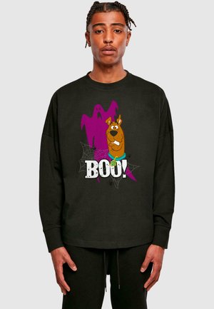Schwarz sweatshirt mit langen Ärmeln zeigt eine verspielte Grafik eines Hundes neben einem lila Geist und dem Wort "BOO!" in fettem, weißen Text.