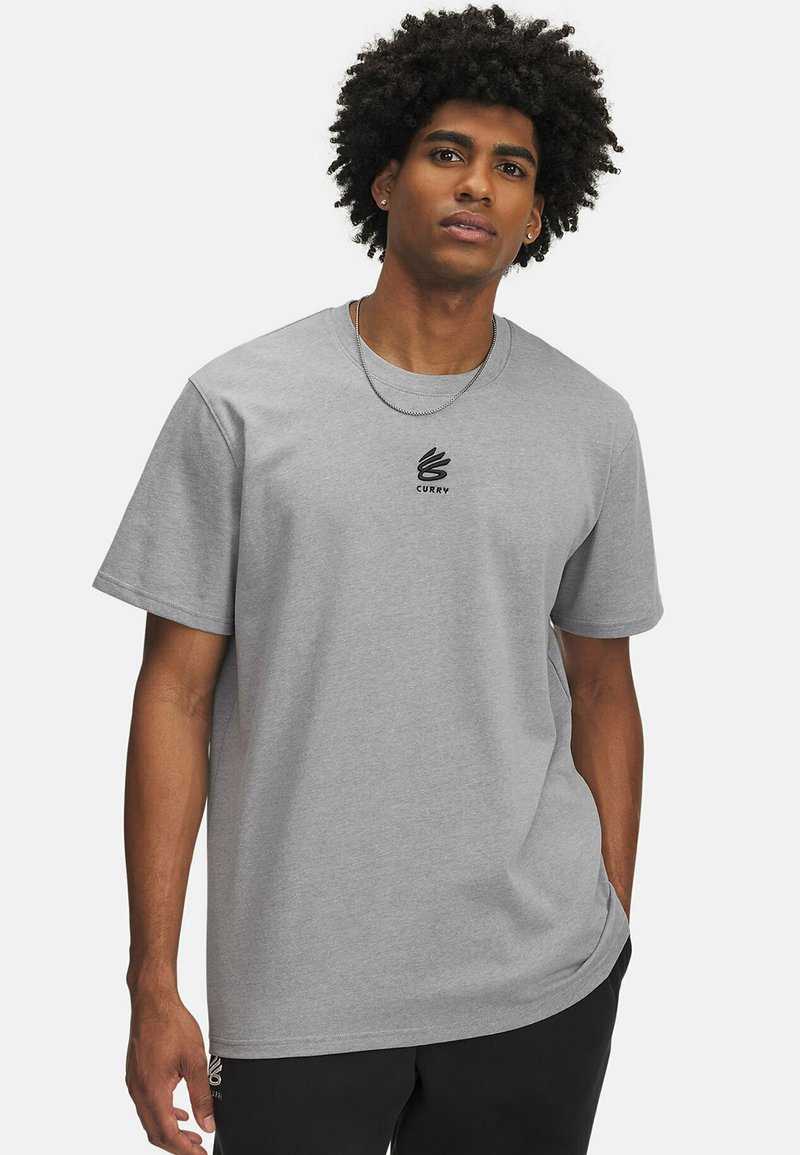 Grå bomulds t-shirt med afslappet pasform, korte ærmer, rund hals og et sort "CURRY" logo trykt på brystet.