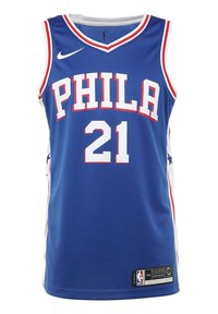 Maglia da basket blu dei Philadelphia 76ers con numero 21, logo Nike, bordi rossi e bianchi, e branding NBA sull'orlo inferiore.