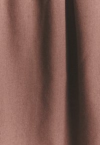 Tessuto strutturato in un colore mauve tenue, caratterizzato da un motivo tessuto con delicate sfumature e pieghe per maggiore profondità. Superficie morbida e opaca.
