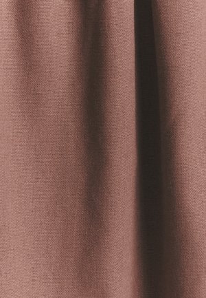 Tekstūra audums izsmalcinātā mauve krāsā, ar austu rakstu un vieglu ēnojumu un krokām dziļumam. Mīksta, matēta virsma.