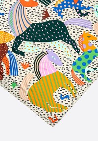 Farebná látka s abstraktnými ilustráciami koní v rôznych vzoroch, tvaroch a farbách na škvrnitom béžovom pozadí.