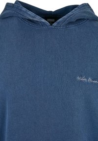 Felpa con cappuccio blu realizzata in tessuto morbido, presenta un logo ricamato "Urban Classics" sul davanti, con una finitura testurizzata e una vestibilità rilassata.