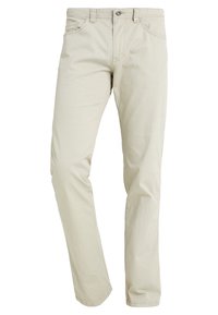 Pantalones de algodón beige con corte recto, que cuentan con bolsillos delanteros, cremallera y un cierre de botón. Textura suave, diseño informal.