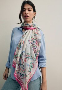 Fular ușor cu modele florale și de viță de vie în nuanțe de albastru, roz și verde, pe un fundal alb, așezat în jurul unei cămăși cu guler.